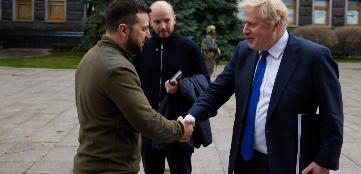 Johnson se reúne con Zelenski en Kiev en una visita no anunciada