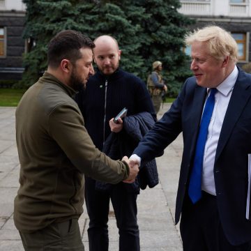 Johnson se reúne con Zelenski en Kiev en una visita no anunciada