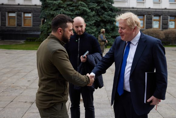 Johnson se reúne con Zelenski en Kiev en una visita no anunciada