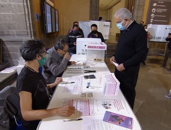 Vota AMLO en consulta para su revocación