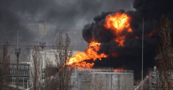 Rusia ataca con misiles y destruye dos refinerías en Ucrania