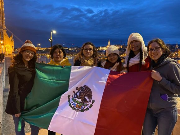 Mexicanas ganan plata y bronce en olimpiada de Matemáticas en Hungría