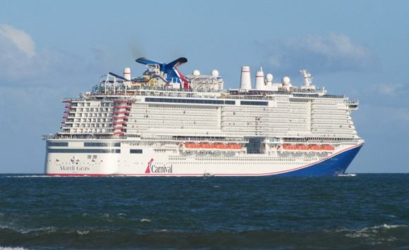 Buscan a hombre que saltó desde crucero