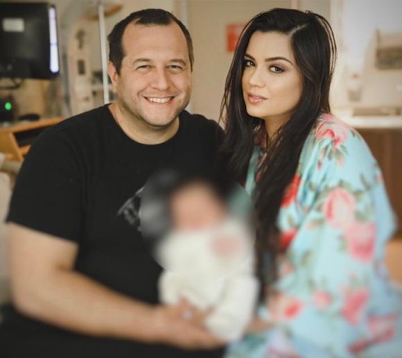 José Ramón López Beltrán presenta a su hijo Levi Mateo