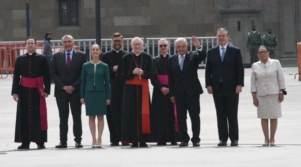 Recorre AMLO réplica de la Capilla Sixtina con cardenal Parolin, Ebrard y Sheinbaum