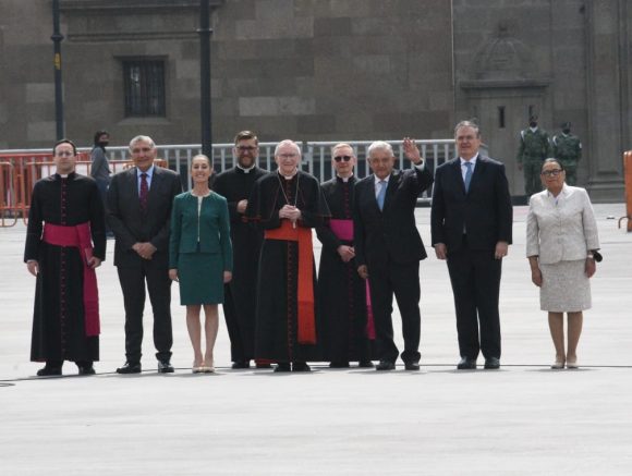 FRSdbNGWQAI8Ptc Recorre AMLO réplica de la Capilla Sixtina con cardenal Parolin, Ebrard y Sheinbaum