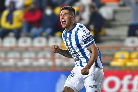 Con doblete de Víctor Guzmán, el Pachuca venció a los Tigres y recuperó el liderato