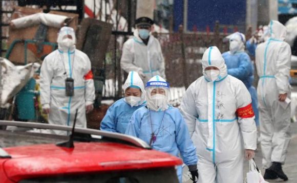 Suben casos de COVID-19 y restricciones en China