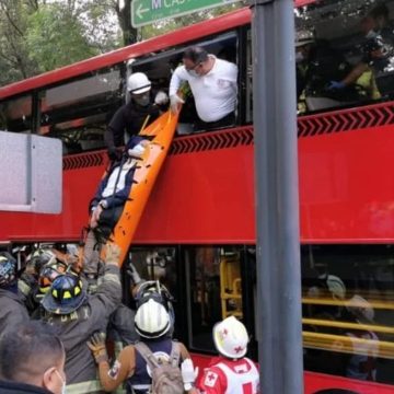 Choque de Metrobús y camión de pasajeros sobre Reforma deja 89 lesionados