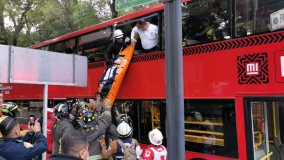 Choque de Metrobús y camión de pasajeros sobre Reforma deja 89 lesionados