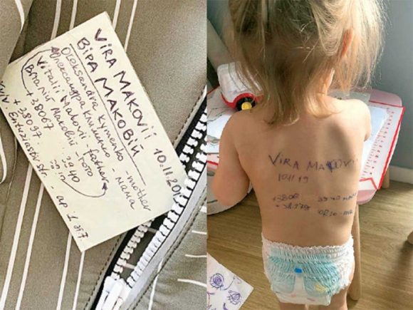 Entre la tensión, madre escribe datos en la piel de sus hijos