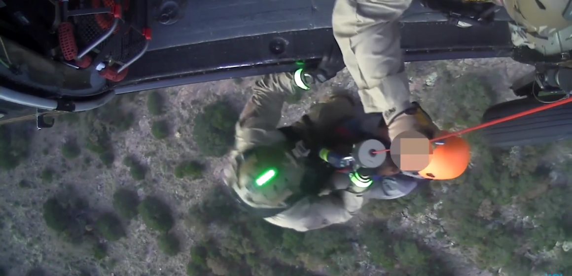 (VIDEO) Rescatan a migrantes perdidos en montañas de Arizona con helicóptero