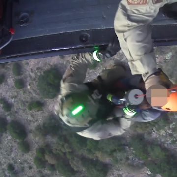 (VIDEO) Rescatan a migrantes perdidos en montañas de Arizona con helicóptero