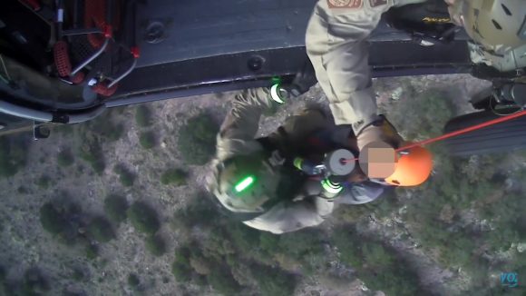 (VIDEO) Rescatan a migrantes perdidos en montañas de Arizona con helicóptero