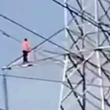 Hombre en situación de calle se lanza desde torre de alta tensión en Iztapalapa