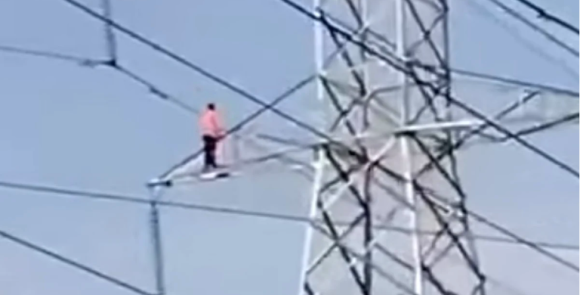 Hombre en situación de calle se lanza desde torre de alta tensión en Iztapalapa
