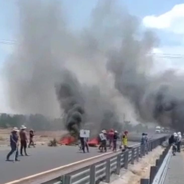 Bloquean la autopista Puebla-Orizaba en reclamo de que SEMEFO no entrega un cuerpo