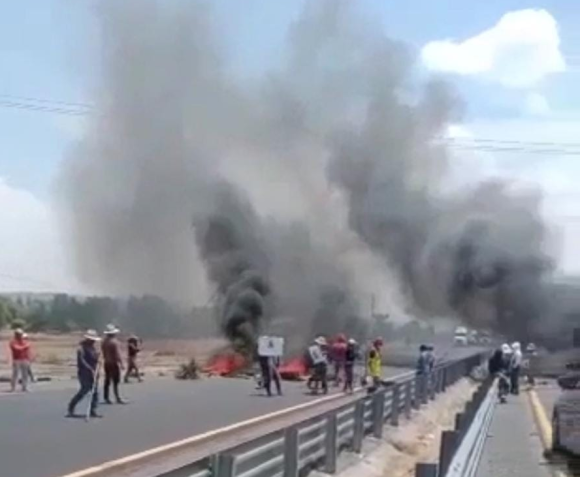 Bloquean la autopista Puebla-Orizaba en reclamo de que SEMEFO no entrega un cuerpo