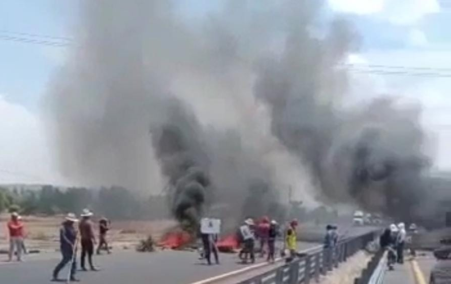 Bloquean la autopista Puebla-Orizaba en reclamo de que SEMEFO no entrega un cuerpo