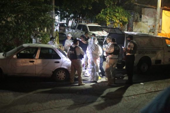 (FOTOS) Abandonan auto en Acapulco con 4 cuerpos en el interior