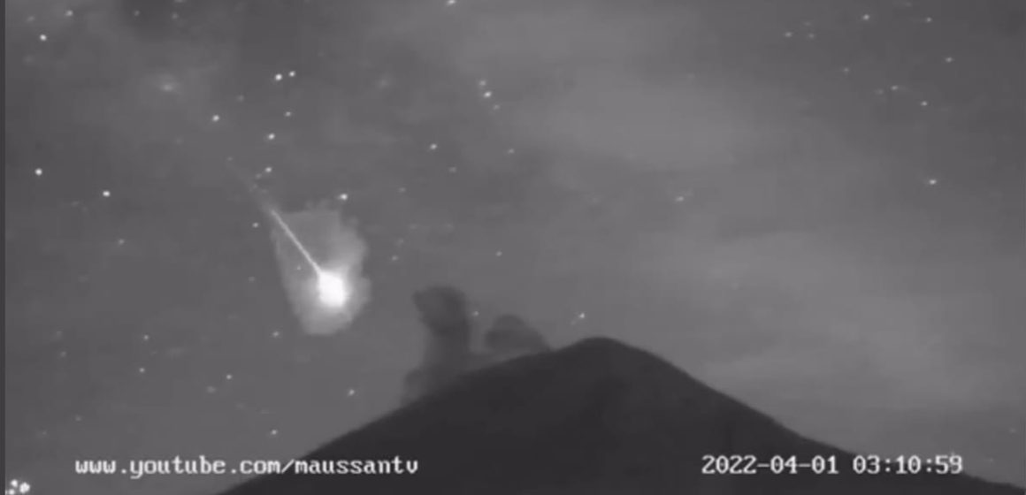(VIDEO) Bólido pasa cerca del volcán Popocatépetl