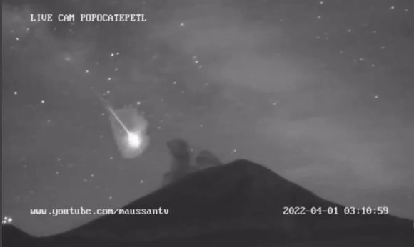 (VIDEO) Bólido pasa cerca del volcán Popocatépetl