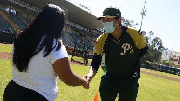 Conviven jugadores de Pericos con la niñez poblana del CMERI