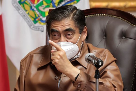 Vínculos de ex auditor con políticos serán investigados: Gobierno