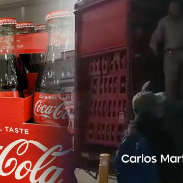 (VIDEO) Normalistas en Oaxaca saquean camión de refrescos y agreden a reportero por grabarlos