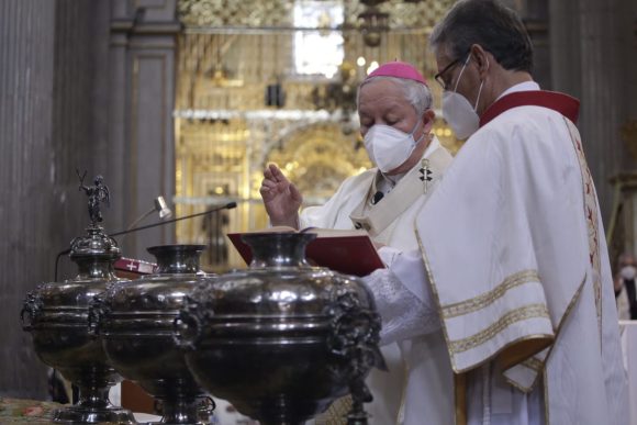 Encabeza arzobispo misa crismal y renovación de promesas sacerdotales