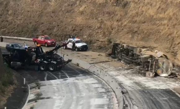 (VIDEO) Un muerto dejó volcadura de Pipa sobre la Puebla – Atlixco