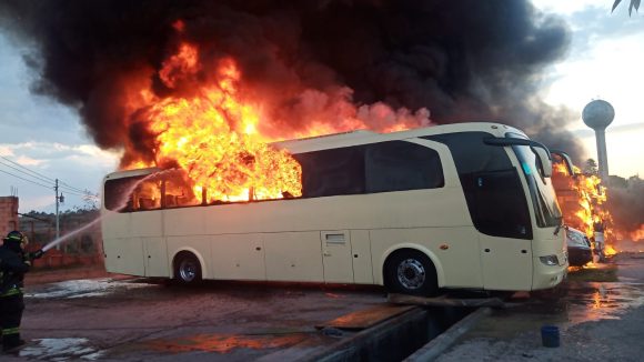 Se registra incendio en taller de la carretera Puebla-Tlaxcala