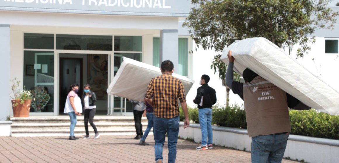 Entrega SEDIF colchones en módulos de medicina tradicional de hospitales regionales