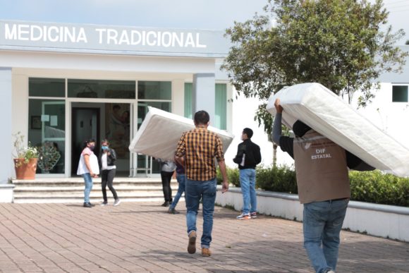 Entrega SEDIF colchones en módulos de medicina tradicional de hospitales regionales