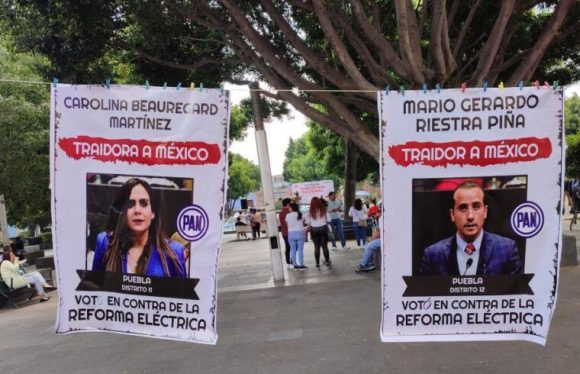 Ayuntamiento de Puebla no retiró carteles de Morena contra diputados