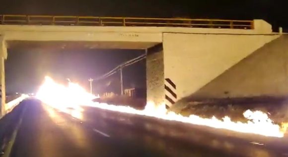 Una pipa volcó y se incendió antes de la caseta de Amozoc