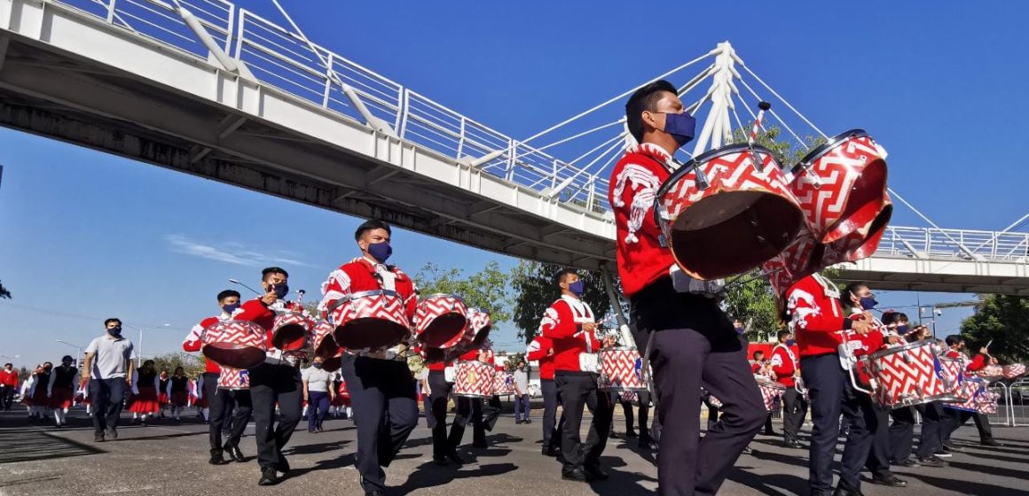 Color, música y gallardía se mostró en el pase de revista para el Desfile del 5 de Mayo