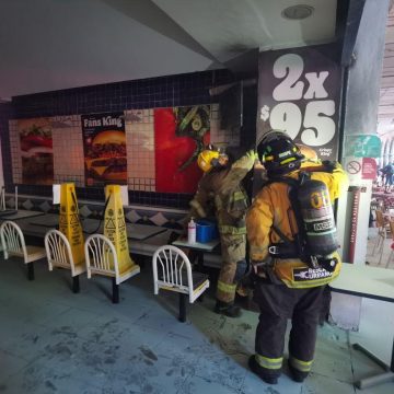 (VIDEO) Protección Civil Municipal atiende corto circuito en Burger King del Centro Histórico