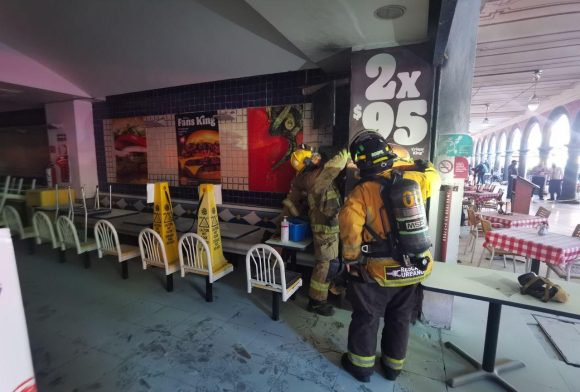 (VIDEO) Protección Civil Municipal atiende corto circuito en Burger King del Centro Histórico