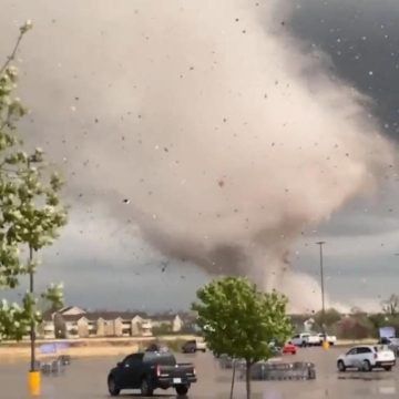 Tornado en Kansas deja severos daños