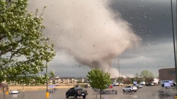 Tornado en Kansas deja severos daños
