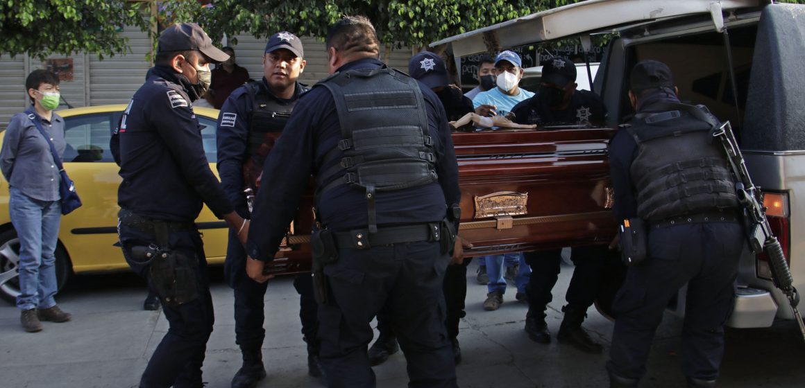 Llegan a Acatlán los restos del Director de Seguridad Pública y su esposa
