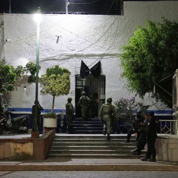 Asegura Fiscalía a 20 policías municipales de Acatlán de Osorio