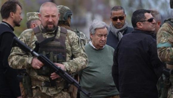 Dos misiles impactan en Kiev durante la visita de Antonio Guterres