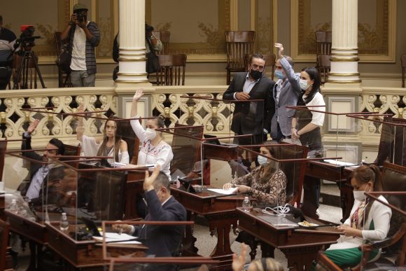 Aprueban en comisiones legislativas castigar con cárcel las “terapias de conversión”