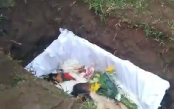 Realizan funeral a perrito callejero: con música y desfile