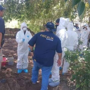 Hallan once cadáveres en una fosa clandestina en Michoacán