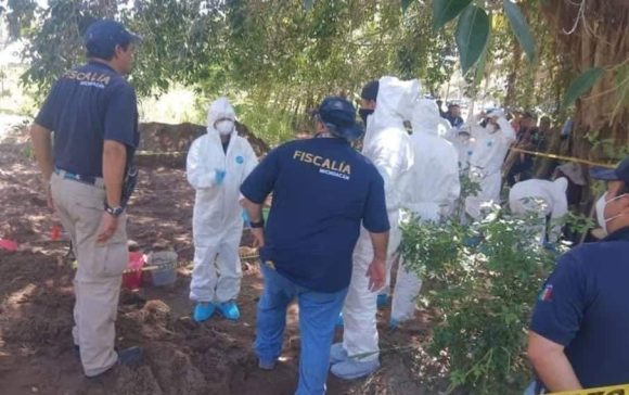 Hallan once cadáveres en una fosa clandestina en Michoacán
