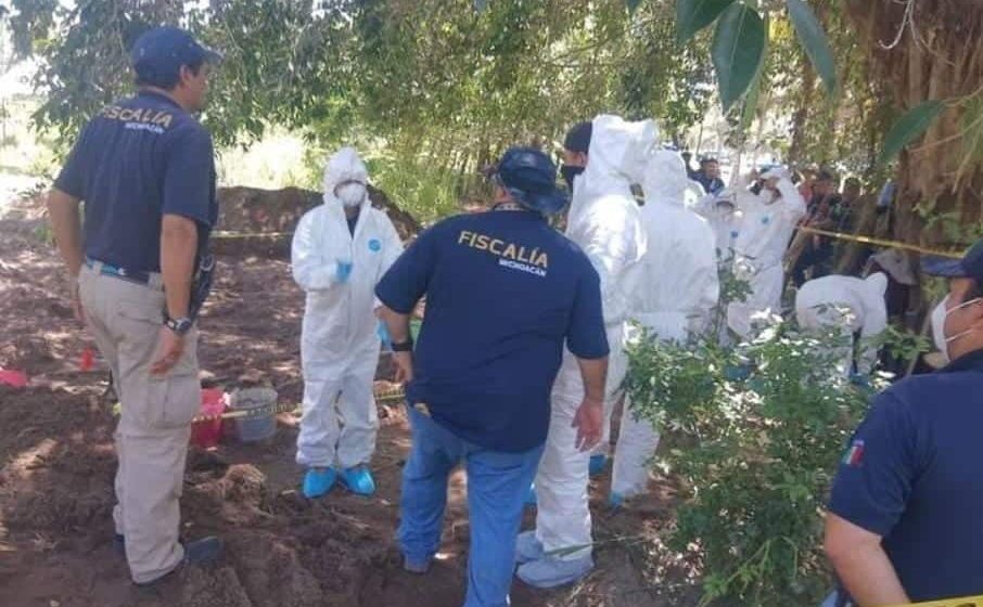 Hallan once cadáveres en una fosa clandestina en Michoacán