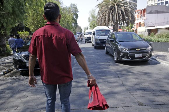 Elegirán a franeleros para vigilar uso correcto de parquímetros